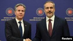 资料照片:美国国务卿布林肯在土耳其首都与土耳其外长菲丹举行联合记者会。(2024年12月13日)