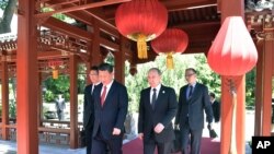 在北京的 “一带一路”国际合作高峰论坛开幕式前,中国主席习近平和俄罗斯总统普京走在一起(2017年5月14日)