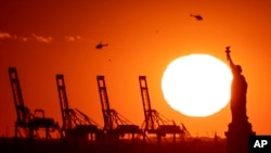 纽约自由女神遥望新泽西州的一个港口。(2022年11月20日)