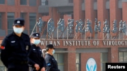 资料照片:中国武汉病毒研究所在世卫组织小组调查期间的安全防范措施。(2021年2月3日)