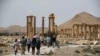 Para turis kembali mengunjungi reruntuhan Romawi di Palmyra, Suriah (foto: dok).
