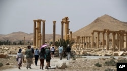 Para turis kembali mengunjungi reruntuhan Romawi di Palmyra, Suriah (foto: dok).