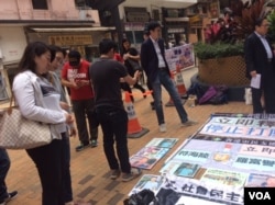 路人凝神了解成都六四酒案情况 (2019年3月22日,美国之音记者申华拍摄)