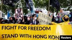 在中国外长王毅访问德国之际,香港民主派人士罗冠聪和其他活动人士在柏林抗议集会。(2020年9月1日)