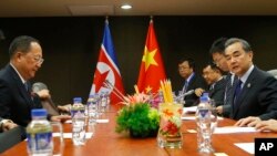 မြောက်ကိုရီးယားနိုင်ငံခြားရေးဝန်ကြီးနှင့် တရုတ်နိုင်ငံခြားရေးဝန်ကြီး Wang Yi (သြဂုတ်လ ၆ ရက်)