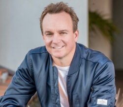 好莱坞制片人、《投喂中国龙》一书的作者克里斯·芬顿(Chris Fenton)。 (照片由本人提供)