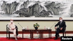 美国副国务卿谢尔曼在天津与中国外长王毅会面。(2021年7月26日)