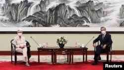 美国副国务卿谢尔曼在天津与中国外长王毅会面。(2021年7月26日)