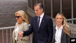 Ibu Negara AS Jill Biden (kiri) bersama Hunter Biden dan istri Hunter, Melissa Cohen Biden di Wilmington, Delaware 11 Juni 2024 (foto: dok).