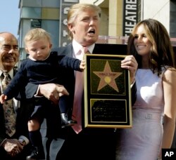 2007年1月16日,电视节目《名人学徒》的制作人川普获得好莱坞星光大道上的一颗星。他手拿星星,和妻子梅兰尼亚、儿子巴伦合影