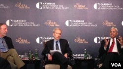 卡内基国际和平基金会就举办的讨论会上两位资深研究员:中国问题专家史文(Michael Swaine,左)和国际安全与亚洲战略专家阿什利·泰利斯(Ashley Tellis,右)(2015年5月中旬,美国之音钟辰芳拍摄)