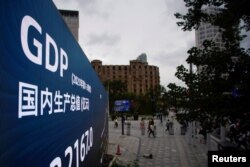 上海街头一个电子屏上显示中国国民生产总值数据。(2021年10月18日)