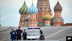 资料照片:2023年6月28日,警察站在俄罗斯莫斯科空旷的红场上,背景是圣巴西尔大教堂。(美联社照片)