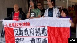 香港社民连前立法会议员梁国雄(左二)申请司法复核西九龙高铁站一地两检是否违宪。 (社民连图片)