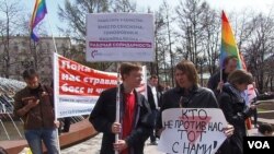 5月1日的莫斯科左翼政治势力集会中,支持同性恋的捍卫国际劳工委员会俄罗斯分部的活动人士。标语的意思是,团结就是力量。用劳工团结来取代性别歧视,民族主义和同性恋恐惧 (美国之音白桦)