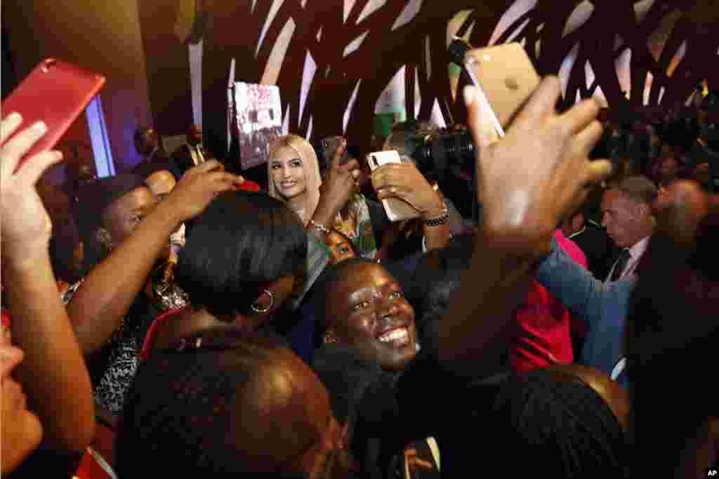 美国白宫高级顾问伊万卡·特朗普2019年4月17日在科特迪瓦阿比让参加女性企业家融资倡议峰会之后离开会场,人们争相自拍,和她合影。伊万卡·特朗普倡导的“全球妇女发展与繁荣”计划,今年2月由特朗普总统签署。这份计划旨在拨出5000万美元的初始资金,帮助全球5000万妇女在2025年前实现经济独立。