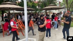 ဖိလစ်ပိုင်နိုင်ငံမှာ အွန်လိုင်းကနေ ငွေလိမ် လောင်းကစားလုပ်နေတယ်လို့ သံသယရှိတဲ့ အဆောက်အဦးတခုကို လာပူလာပူမြို့မှာ ဝင်ရောက်စီးနင်းရှာဖွေတဲ့ မှတ်တမ်းဓာတ်ပုံ။ (သြဂုတ် ၃၁၊ ၂၀၂၄)