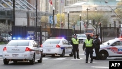 美国安保人员在华盛顿会议中心召开核安全峰会的第一天在大会入口处站岗 (2016年3月31日)