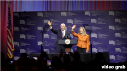 美国副总统彭斯与田纳西州共和党联邦参议员候选人玛莎·布莱克本向支持者挥手。(2018年9月21日,视频截图)