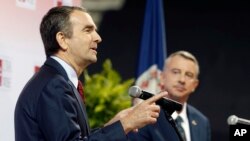 维吉尼亚州民主党州长候选人,副州长拉夫•诺沙姆(左)和共和党州长候选人吉利斯皮在维吉尼亚大学参加辩论 (2017年10月9日)