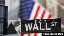 资料照:美国纽约政权交易所外的华尔街路牌
