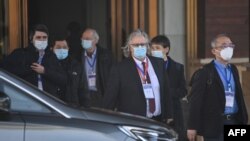 世卫组织新冠病毒源头调查组成员从武汉希尔顿酒店出发开展调查工作。(2021年1月29日)