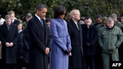 Президент, перша леді і працівники Білого дому вшановують пам’ять жертв стрілянини у Тусоні.