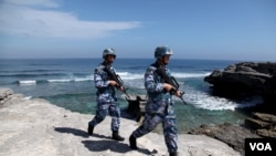 中国海军军人在永兴岛(西沙群岛的岛屿之一)巡逻( 2016年1月29日)