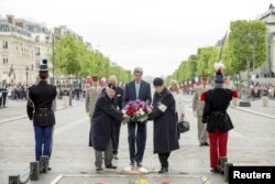 美国国务卿克里参加二战结束70周年庆祝活动,向巴黎的无名烈士墓敬献花圈(2015年5月8日)