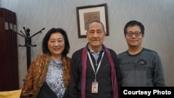 中共前总书记赵紫阳的政治秘书鲍彤(中)六四前被旅游。