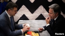 美国国务卿布林肯与乌克兰外长库列巴在基辅的麦当劳餐厅边吃边谈。(2023年9月6日)