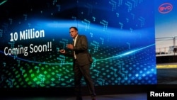 比亚迪在印度的电动乘用车企业负责人拉吉夫·楚罕(Rajeev Chauhan)在新德里举办的比亚迪eMAX7电动车MPV发布会上讲话。( 2024年10月8日)