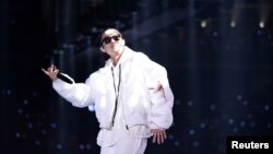 资料照:中国说唱歌手周延(GAI)在广州的一个新年晚会上演唱。