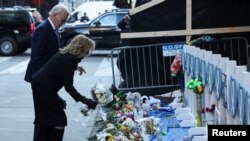 美国总统乔·拜登和第一夫人吉尔·拜登在新奥尔良波旁街卡车袭击惨案的临时纪念场地敬献鲜花并凭吊死难者。(2025年1月6日)