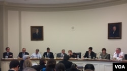 美中经济与安全审查委员会5月4日召开听证会讨论中国政府对互联网的控制、国际宣传,以及网络战争策略。(照片来源:美国之音记者李逸华拍摄)