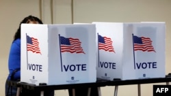 选民为2024年大选提前亲自投票,在密歇根州底特律的西北活动中心投下自己的选票。(2024年10月29日)