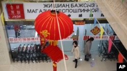 中亚国家哈萨克斯坦与中国接壤的特别贸易区,一家商场挂着中国红灯笼。(2018年4月1日)。