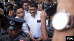 Eleven Media Group အမှုဆောင် အရာရှိချုပ် ဒေါက်တာ သန်းထွဋ်အောင်နဲ့ အယ်ဒီတာချုပ် ကိုဝေဖြိုးတို့ ရဲစခန်း လာရောက်အဖမ်းခံစဉ်။