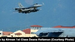 တူရကီ လေတပ်စခန်း မှာ တပ်ဖြန့်ချထားတဲ့လူ ၃၀၀ အထိ တင်နိုင်တဲ့ F-16 အမျိုးအစား တိုက်လေယာဉ်တွေကို မြင်ရစဉ်။ (သြဂုတ် ၉၊ ၂၀၁၅)