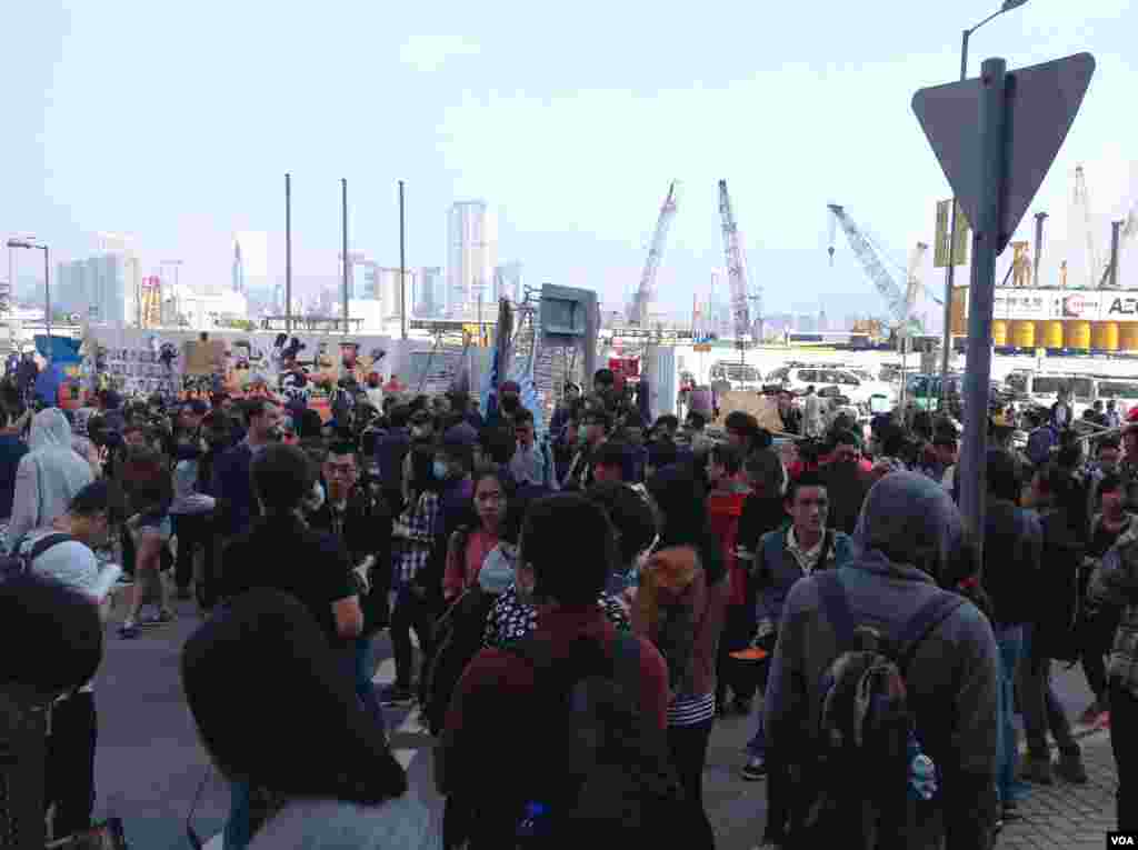 高等法院执达主任在金钟中信大厦展开清理障碍物行动(美国之音海彦拍摄)