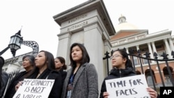 Jessica Wong (trái) và Jenny Chiang (giữa) từ Massachusetts và cô Sheila Vo, từ Boston sát cánh trong một cuộc biểu tình chống kỳ thị chủng tộc ngày 12/3/2020 tại Boston. (AP Photo/Steven Senne)