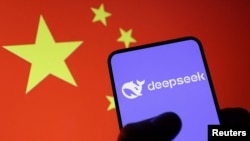 资料照片:以中国国旗为背景的手机上的DeepSeek应用程序标识(2025年1月29日)