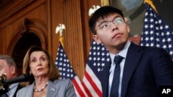 美国众议院议长佩洛西(左)与香港活动人士黄之锋以及其他美国会议员在首都华盛顿国会山举行香港人权问题记者会 。(2019年9月18日)