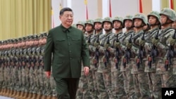 资料照:中国领导人习近平检阅驻澳门特别行政区的中国军队士兵。(2024年12月20日)