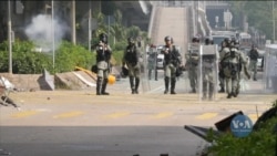 Гонконг: сотні мітингарів залишаються в облозі поліції у будівлі університету. Відео Гонконг: сотні мітингарів залишаються в облозі поліції у будівлі університету. Відео