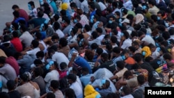 မြန်မာနိုင်ငံမြဝတီဘက်ခြမ်းမှာ သောင်တင်နေတဲ့ နိုင်ငံစုံက လိမ်ညာ လူကုန်ကူးခံသူတွေကို မြန်မာပြည်တွင်းက လက်နက်ကိုင်အဖွဲ့တွေက ဝင်ရောက်စီးနင်း ထိန်းသိမ်းထားတဲ့ ယခင်မှတ်တမ်းဓာတ်ပုံ။ (ဖေဖော်ဝါရီ ၂၆၊ ၂၀၂၅)