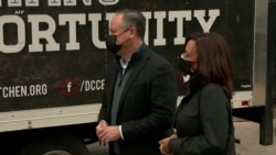 副总统当选人哈里斯在感恩节前问候社区志愿者 副总统当选人哈里斯在感恩节前问候社区志愿者