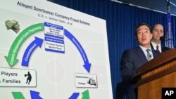 美国纽约南区代理检察官和联邦调查局助理局长在记者会上宣布四名教练因为在“美国大学篮球队中涉嫌欺诈和腐败”已被逮捕(2017年9月26日)