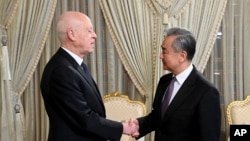 突尼斯总统赛义德与到访的中国外长王毅握手。(2024年1月15日)