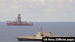 (Tư liệu) Tàu USS Gabrielle Giffords tiến hành các hoạt động thường lệ gần tàu khoan West Capella, ngày 12 tháng 5 năm 2020